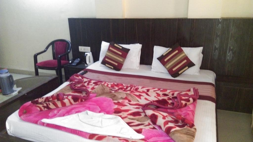 Hotel Surya Plaza Нью-Дели Экстерьер фото