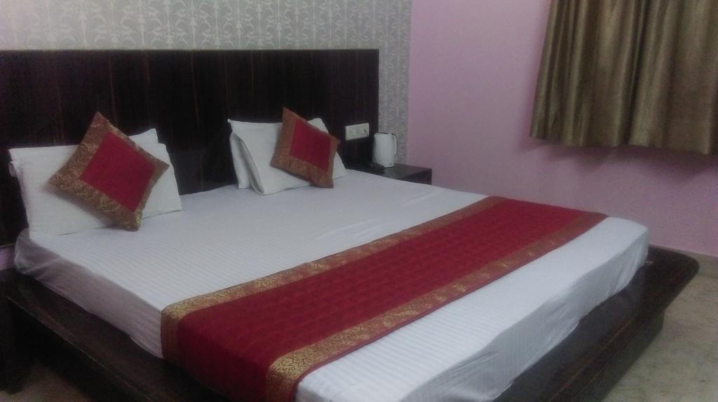 Hotel Surya Plaza Нью-Дели Номер фото