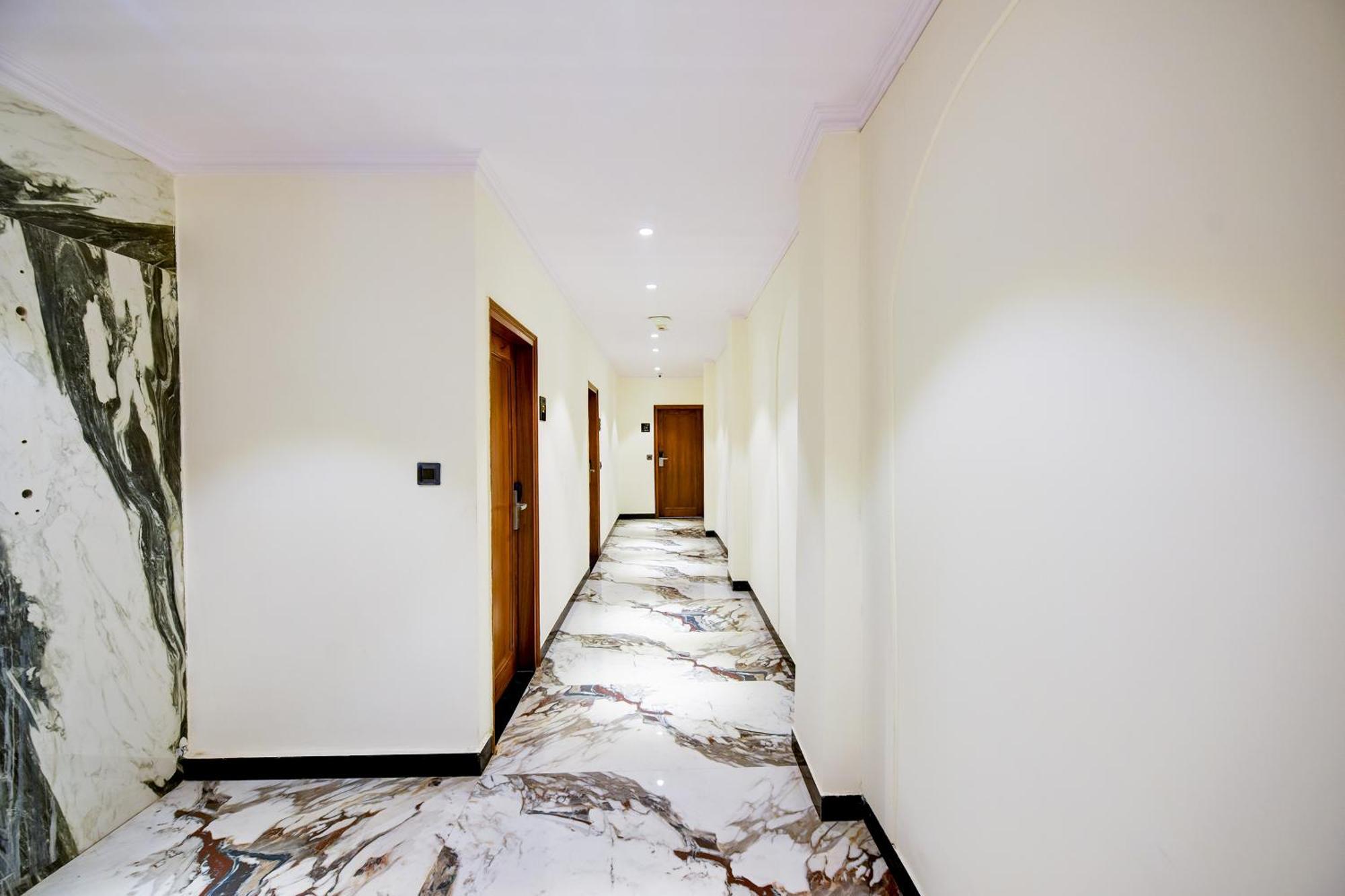 Hotel Surya Plaza Нью-Дели Экстерьер фото