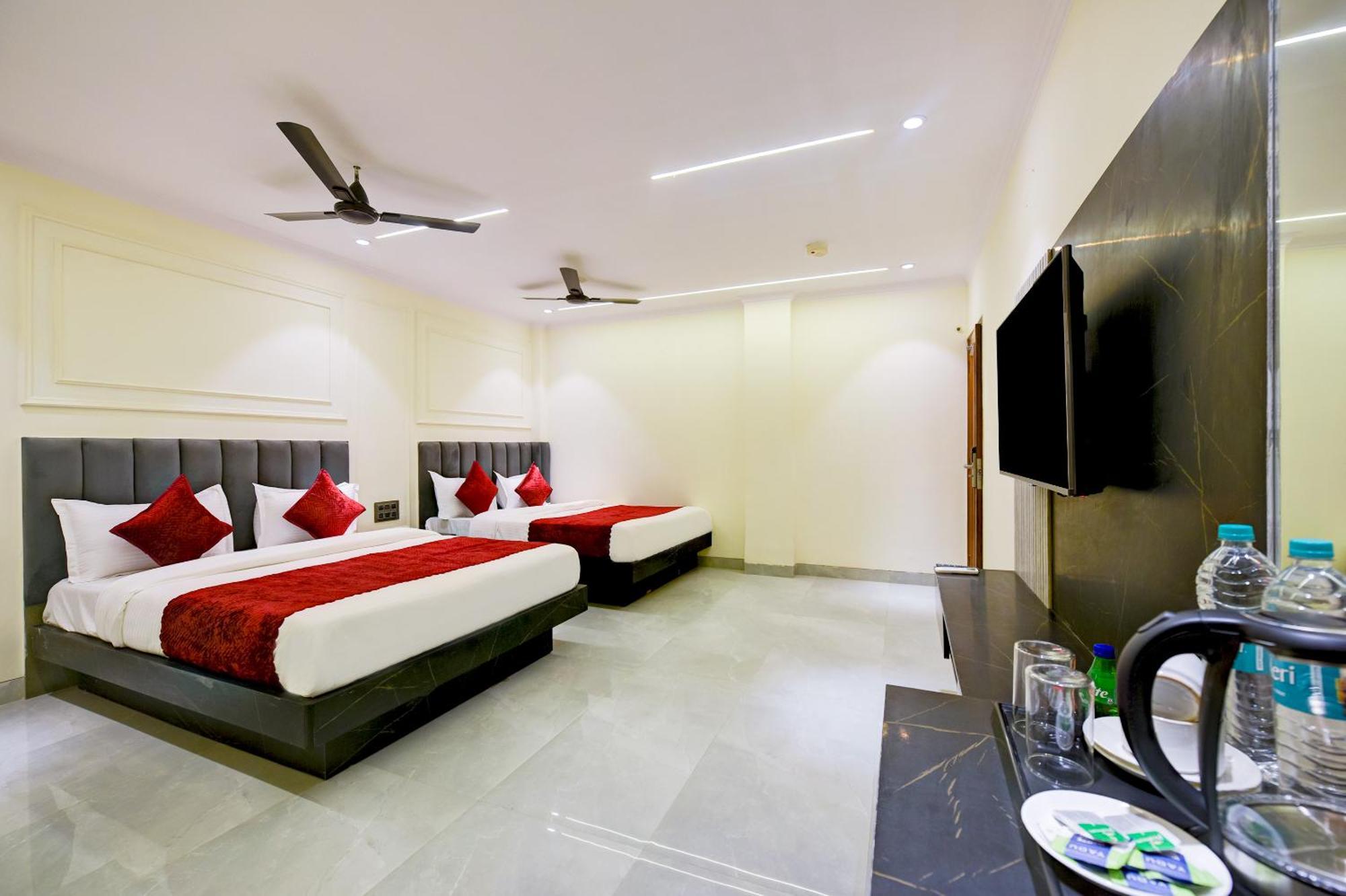 Hotel Surya Plaza Нью-Дели Экстерьер фото