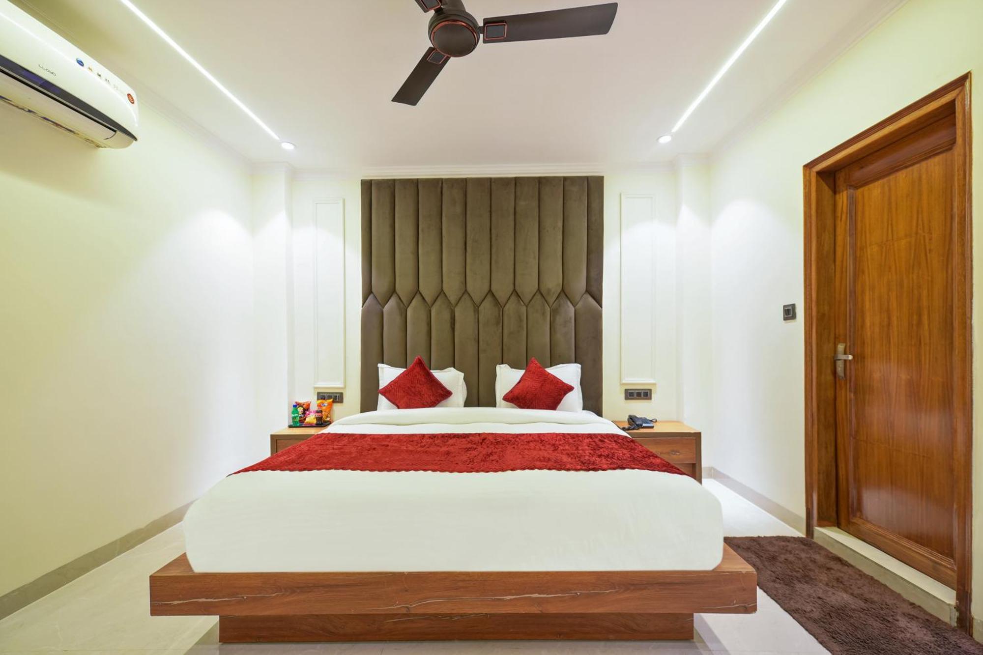 Hotel Surya Plaza Нью-Дели Экстерьер фото
