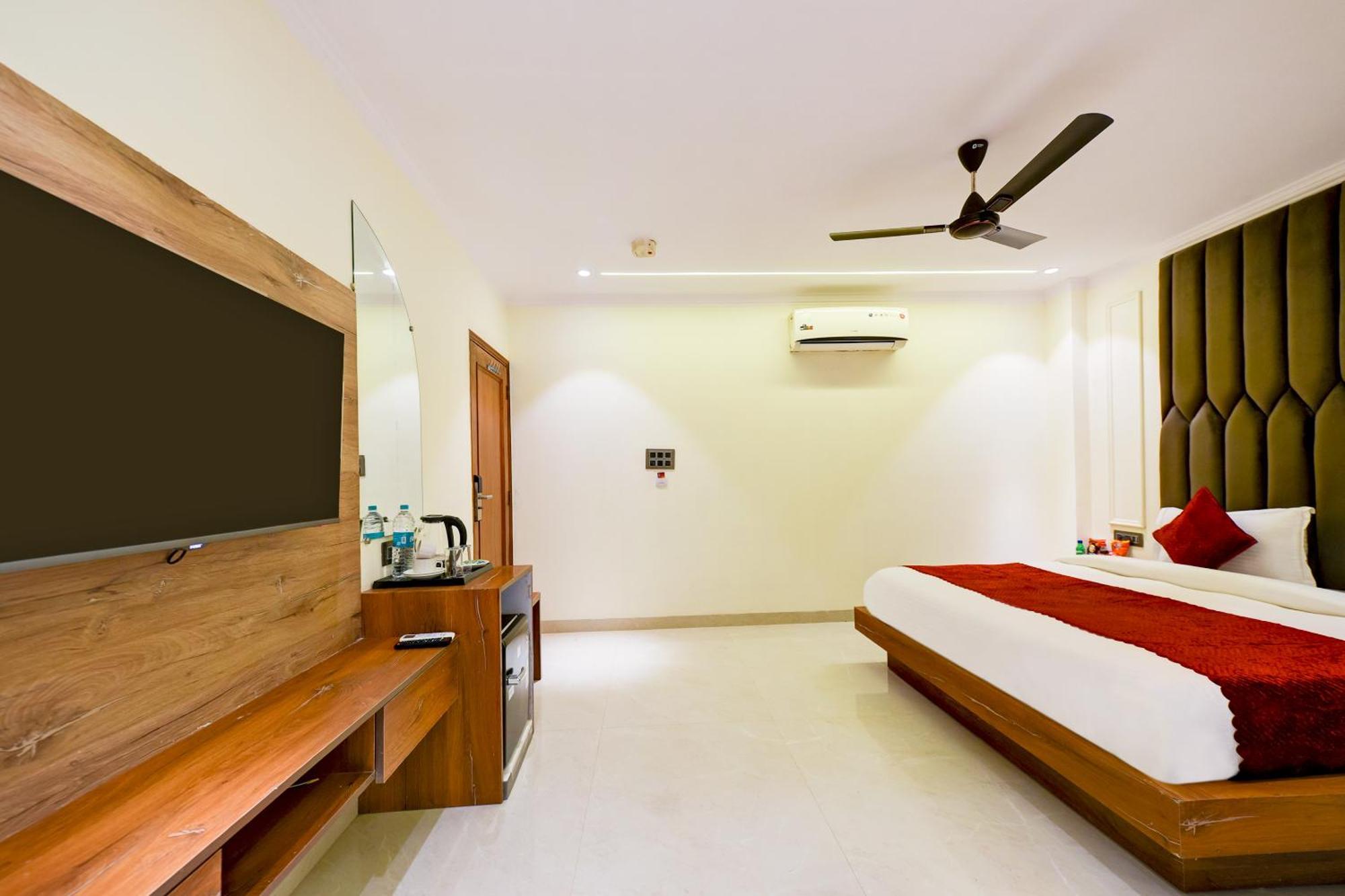 Hotel Surya Plaza Нью-Дели Экстерьер фото