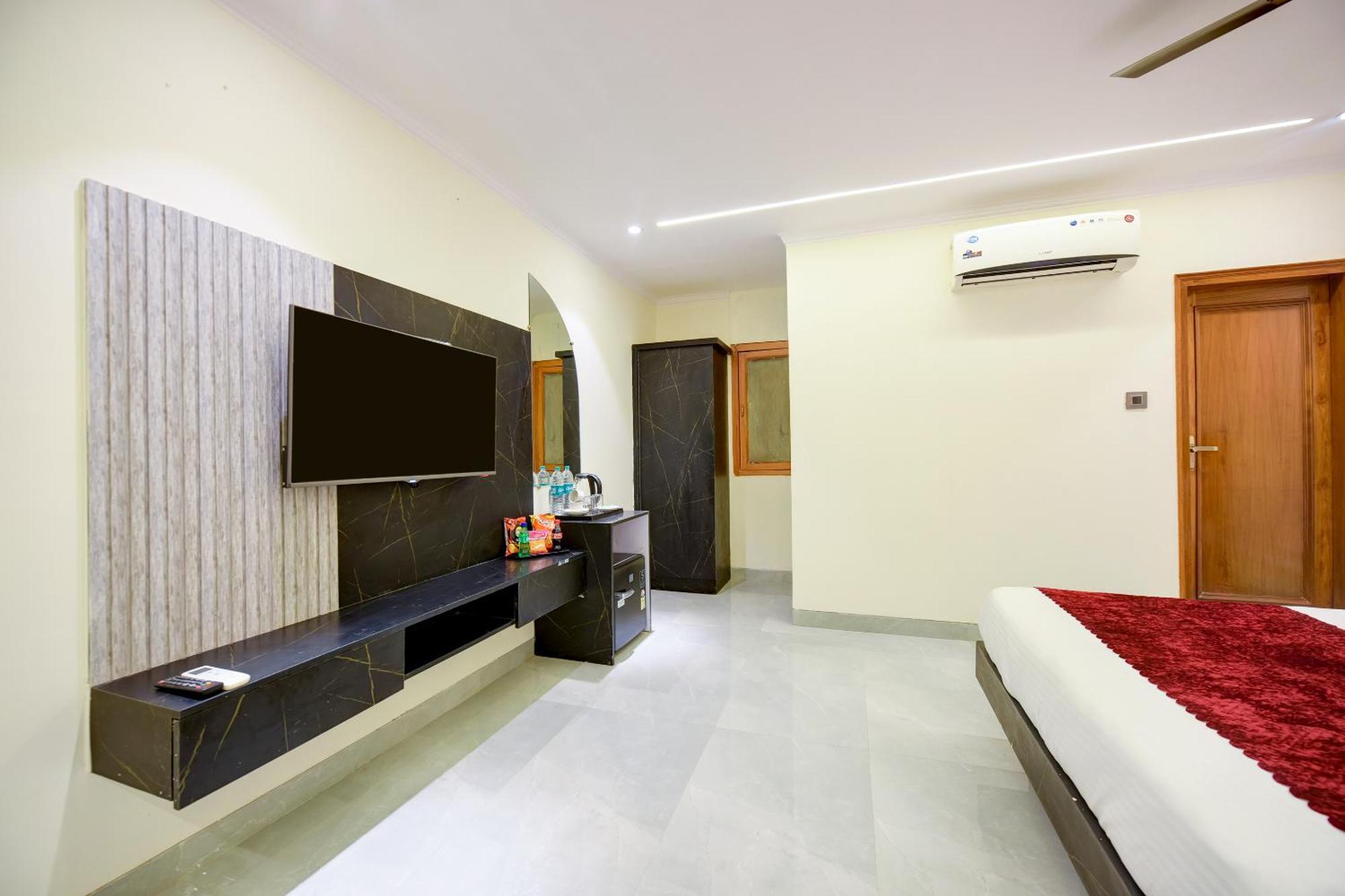 Hotel Surya Plaza Нью-Дели Экстерьер фото