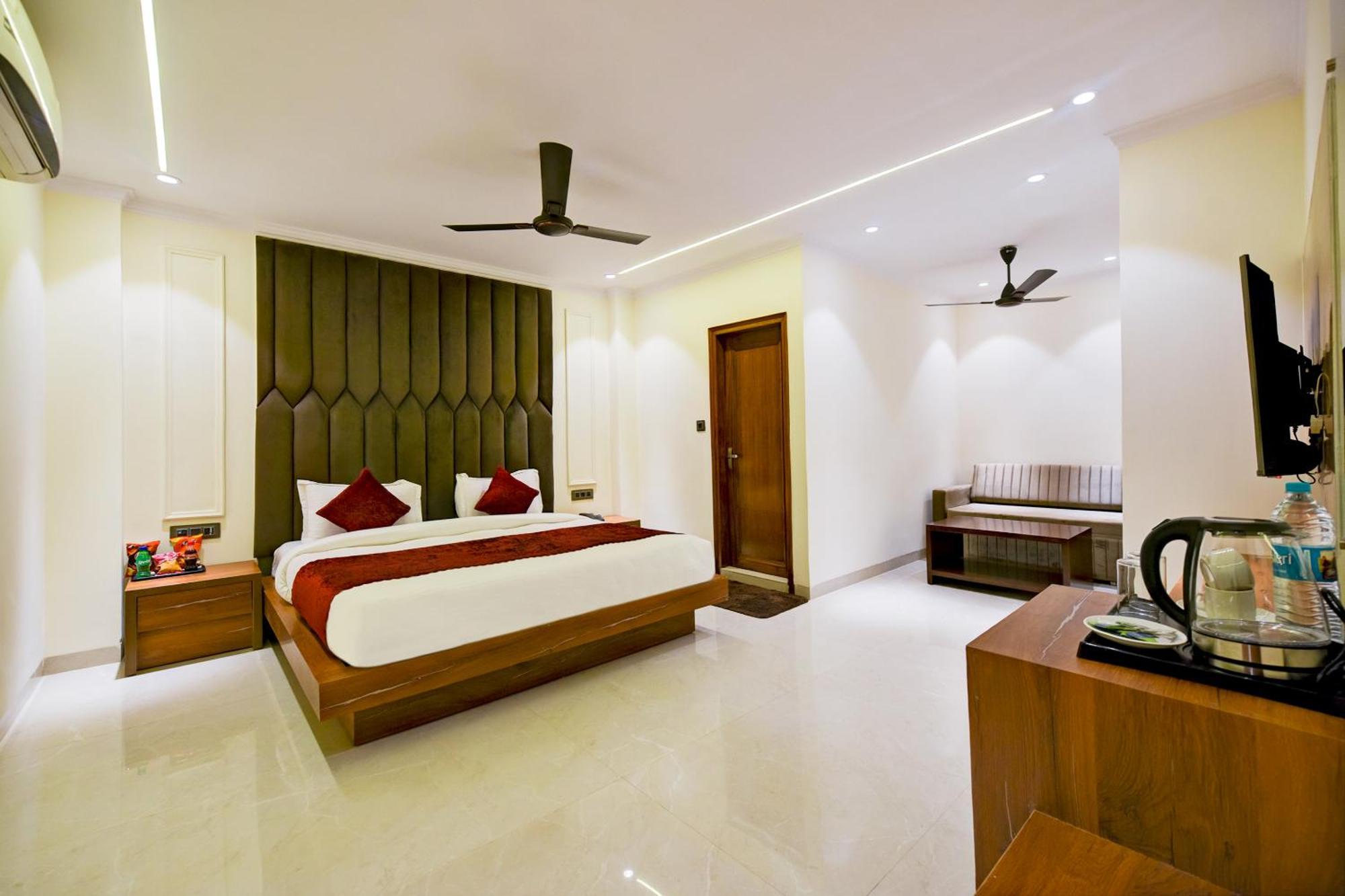 Hotel Surya Plaza Нью-Дели Экстерьер фото