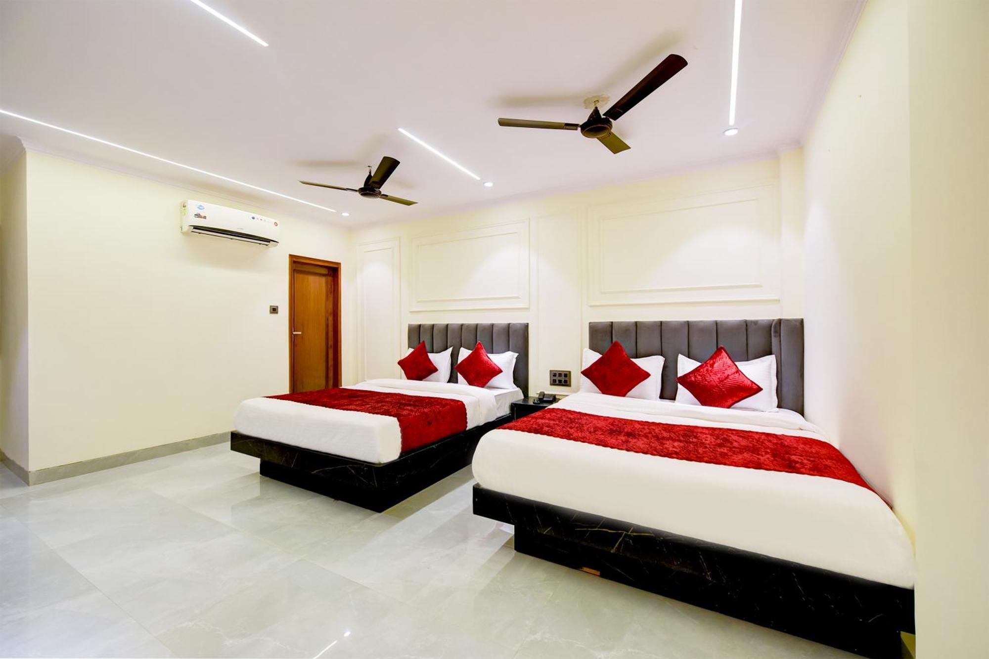 Hotel Surya Plaza Нью-Дели Экстерьер фото