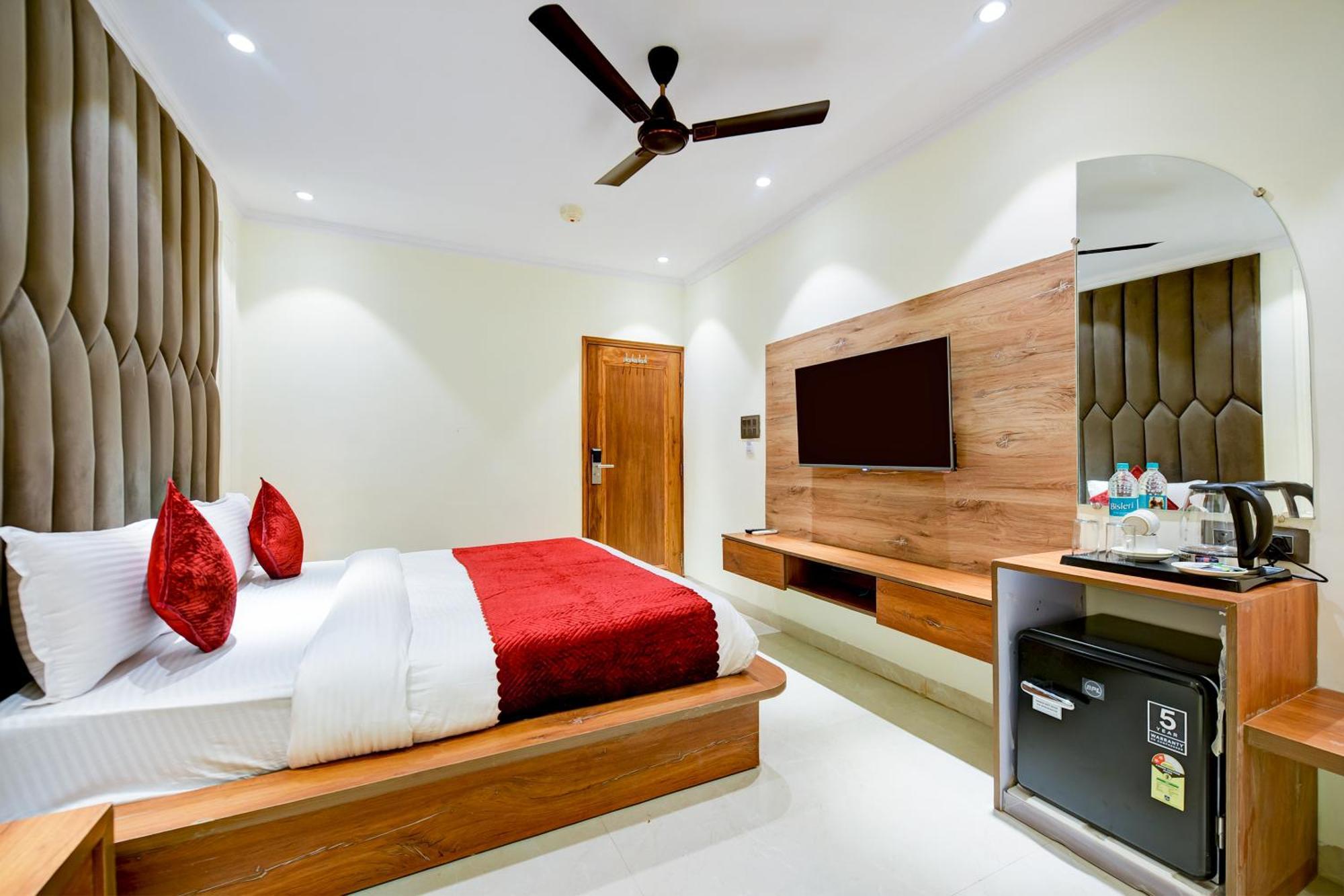 Hotel Surya Plaza Нью-Дели Экстерьер фото
