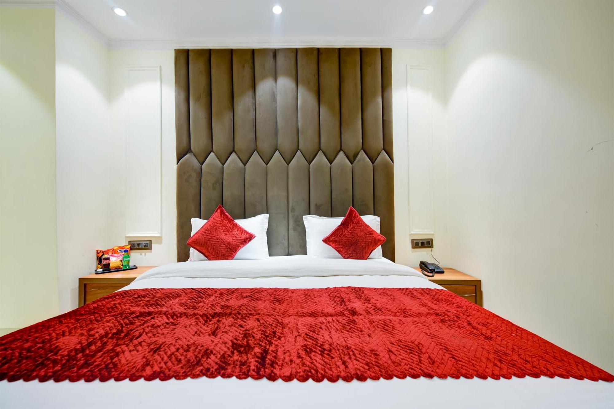 Hotel Surya Plaza Нью-Дели Экстерьер фото