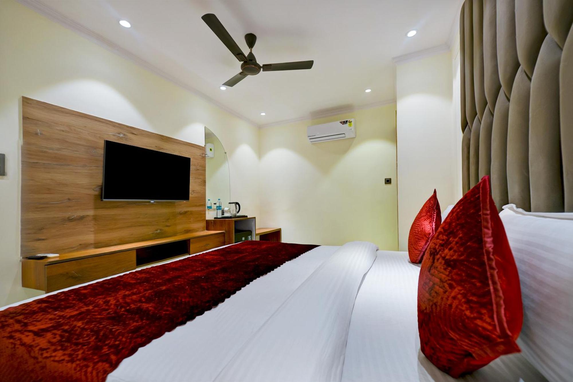 Hotel Surya Plaza Нью-Дели Номер фото