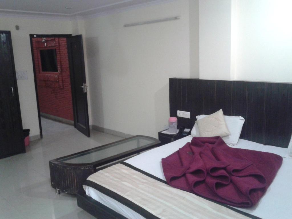Hotel Surya Plaza Нью-Дели Экстерьер фото