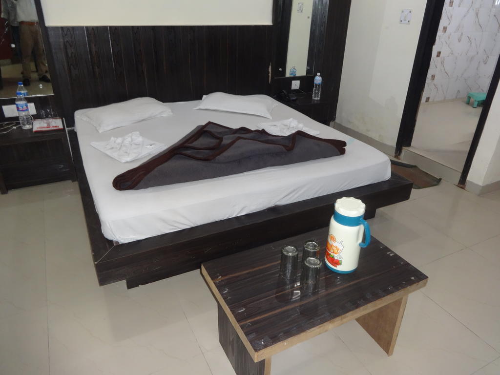 Hotel Surya Plaza Нью-Дели Номер фото