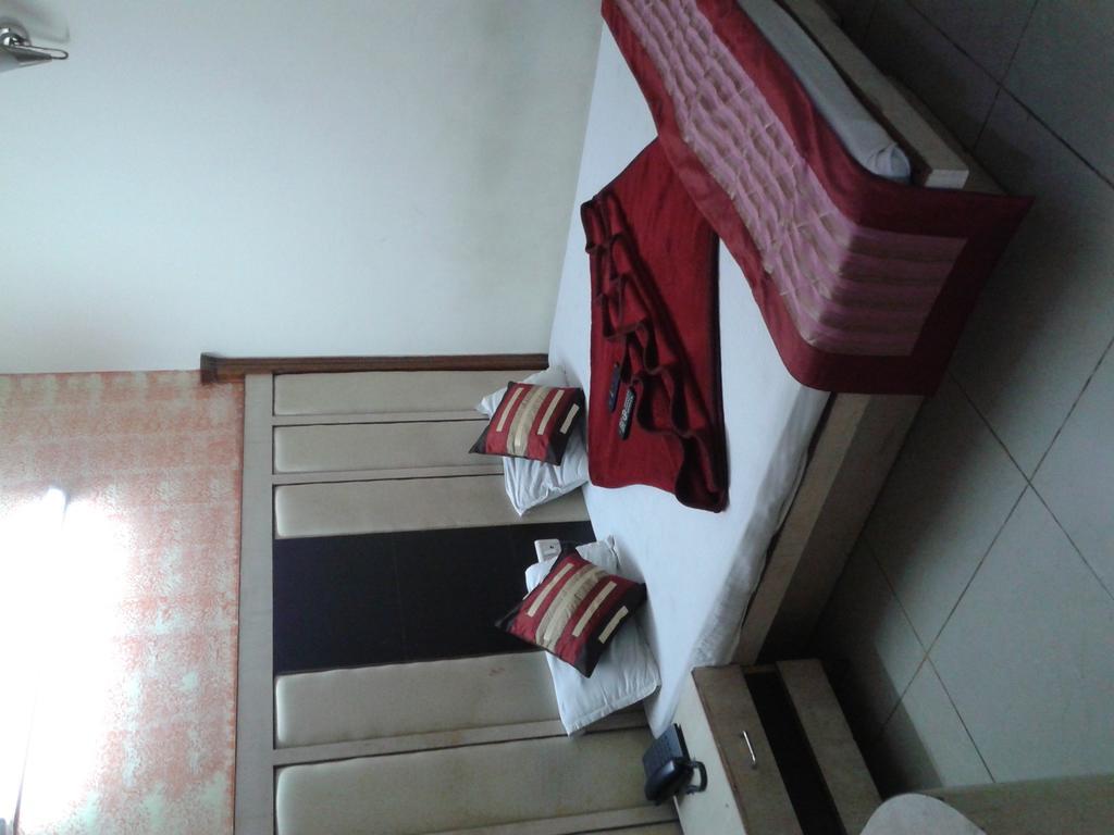 Hotel Surya Plaza Нью-Дели Экстерьер фото