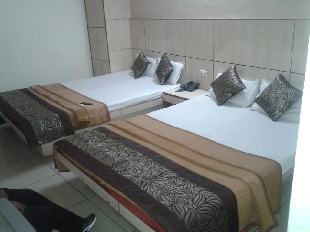 Hotel Surya Plaza Нью-Дели Номер фото