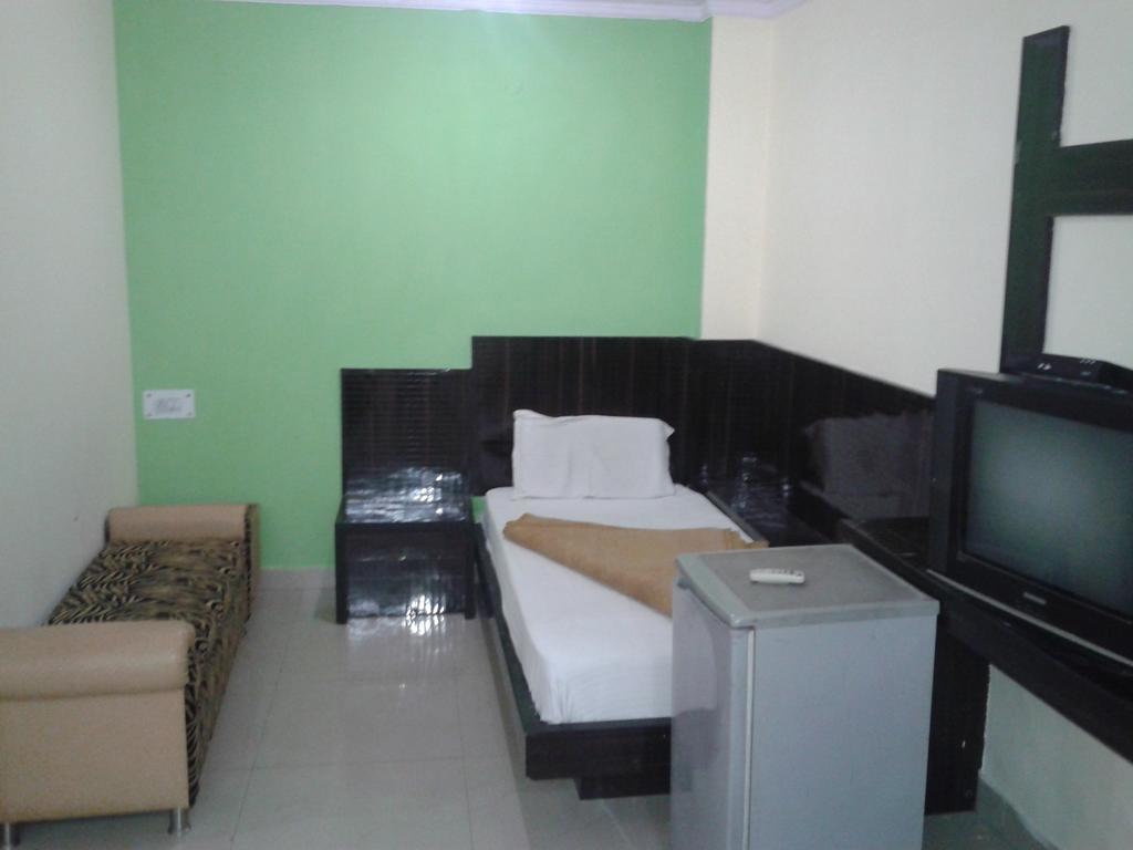 Hotel Surya Plaza Нью-Дели Экстерьер фото