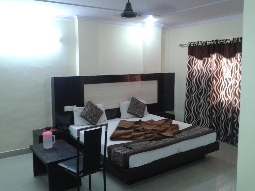 Hotel Surya Plaza Нью-Дели Экстерьер фото